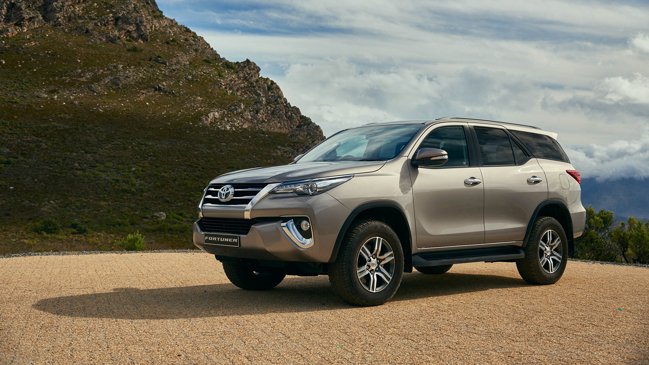 2560x1440 image Toyota 2016 Fortuner automobile, Desktop