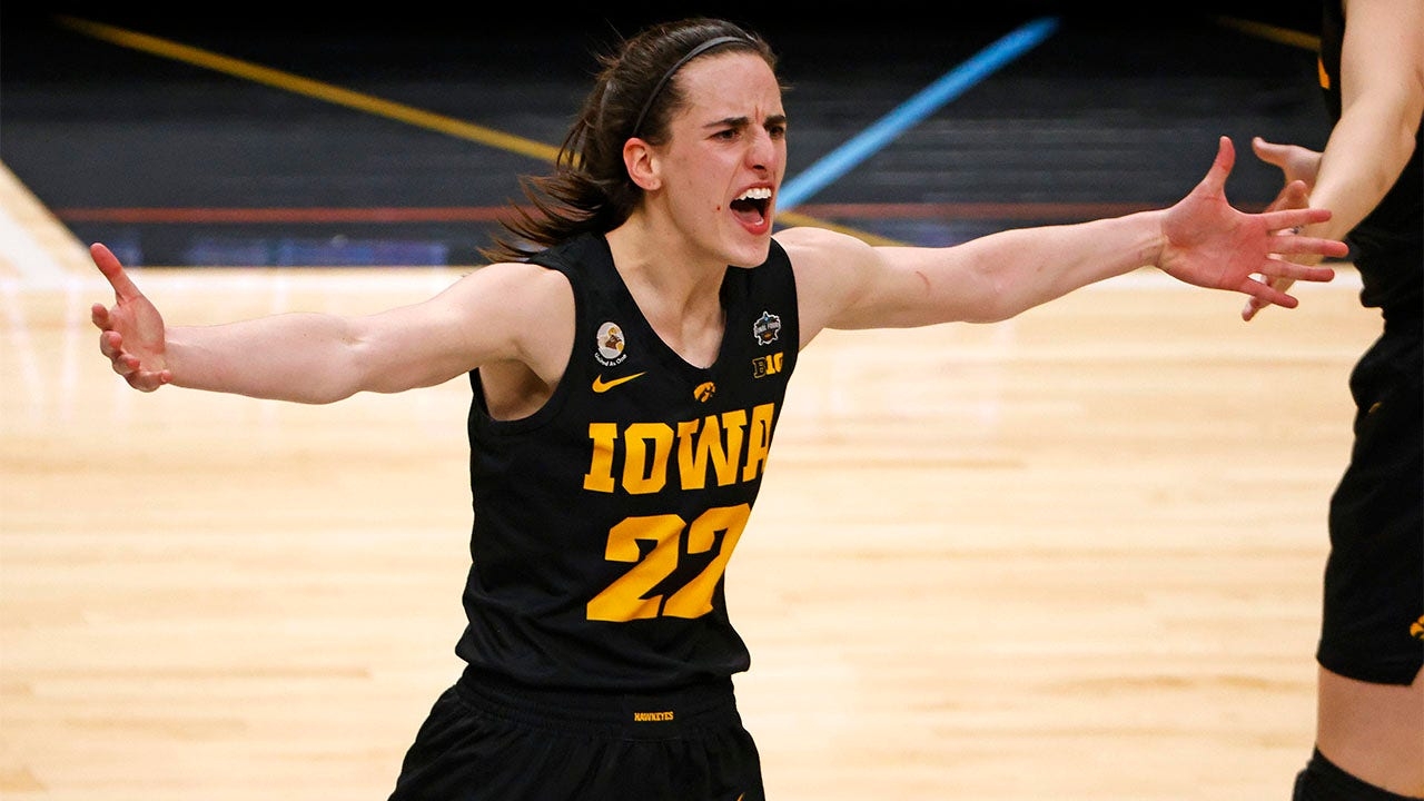 1280x720 Hawkeyes' star Caitlin Clark waves off unguarded South Carolina player as Iowa stuns title favorite, Desktop