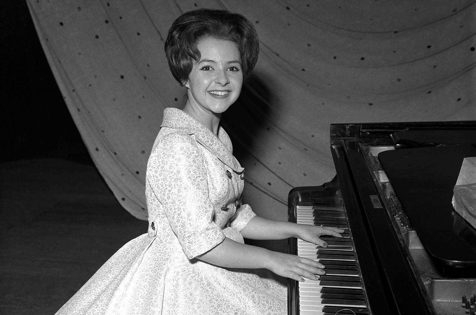 1550x1030 Download American Singer Brenda Lee Playing Piano Wallpaper, Desktop