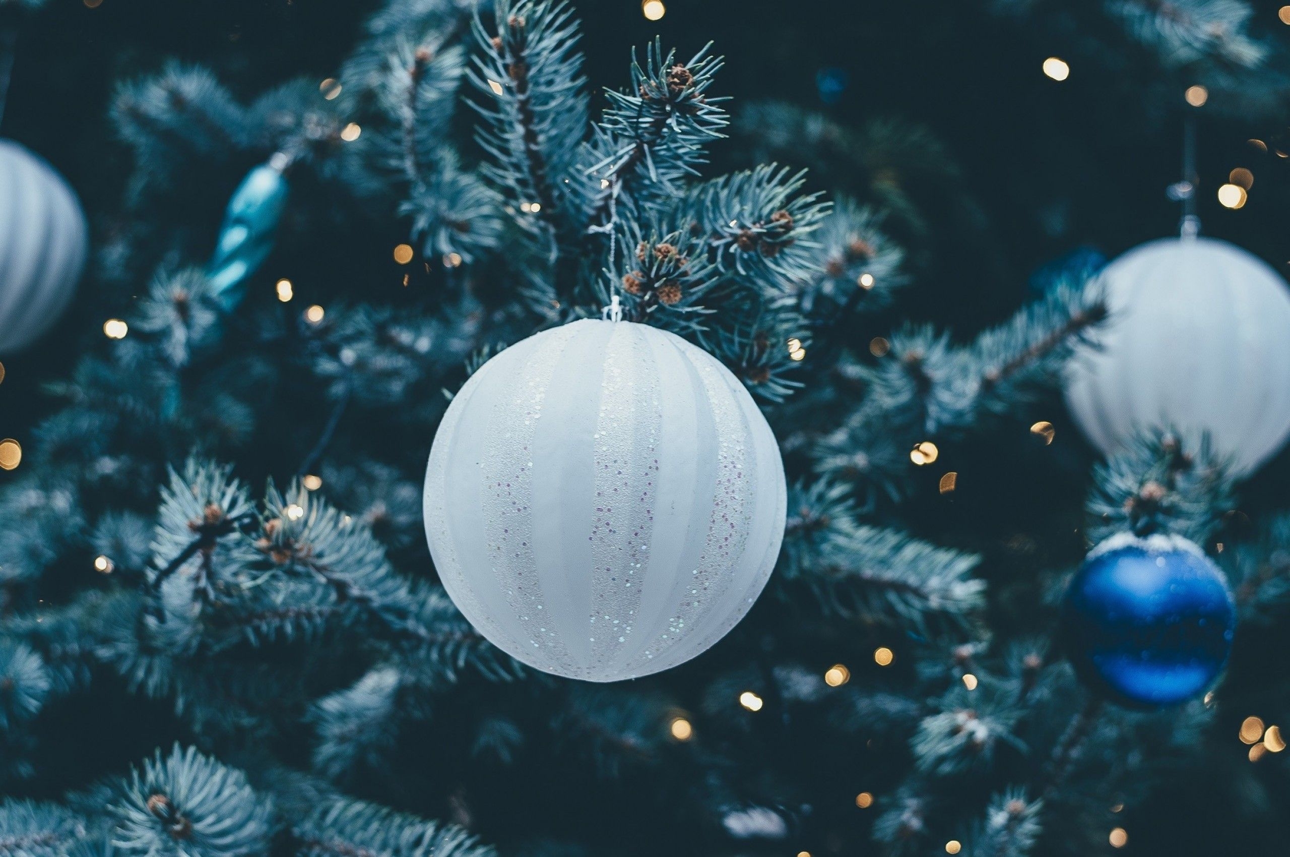 2560x1700 Download  Christmas Ornaments, Close Up, Bokeh Wallpaper For Chromebook Pixel, Desktop