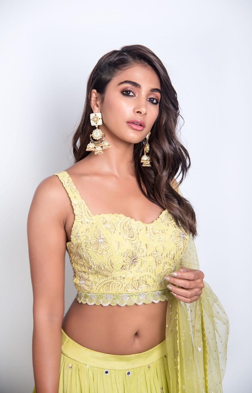 830x1280 Pooja Hegde Rocks Navel Show for Promos, Phone