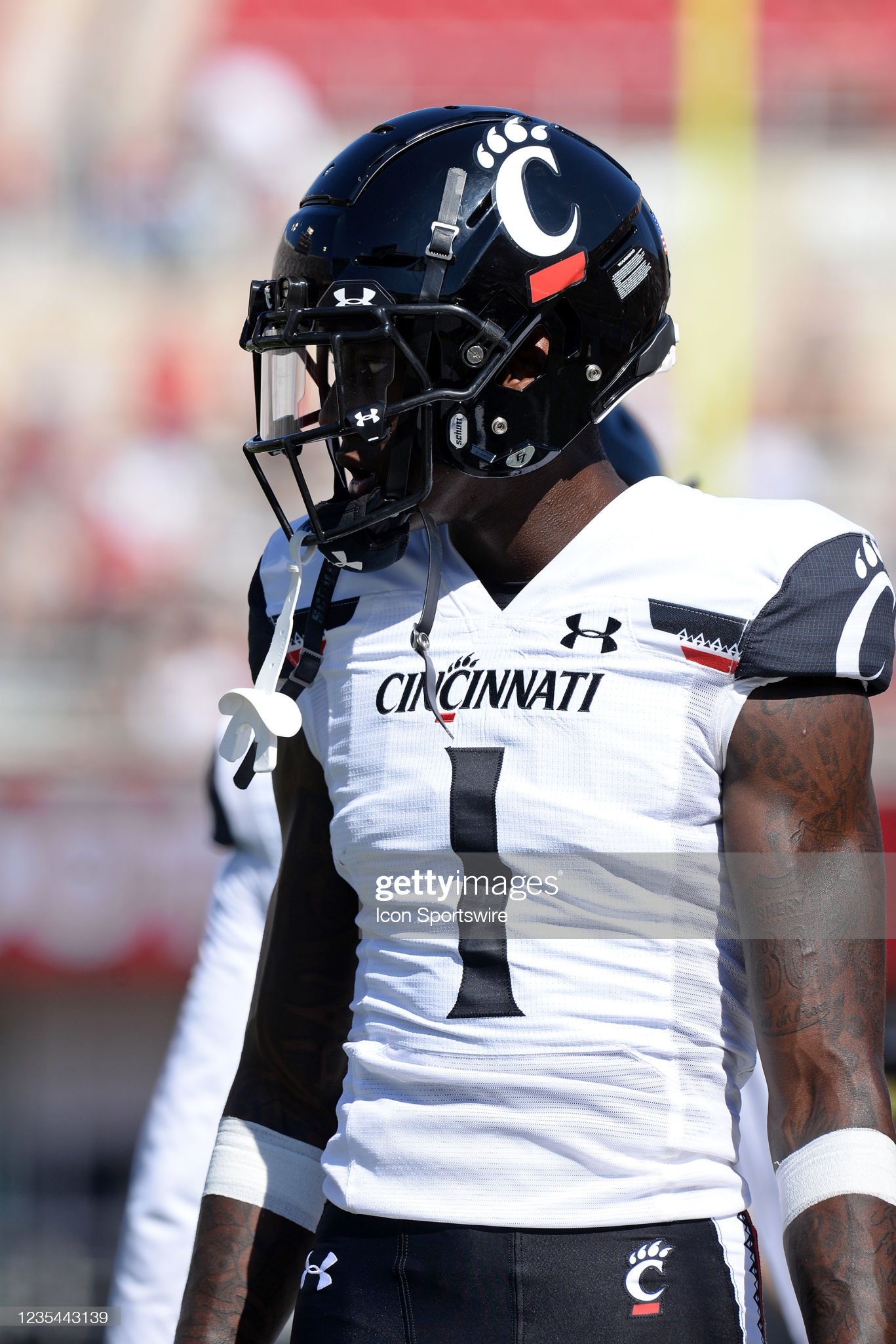 1370x2050 Cincinnati Bearcats cornerback Ahmad Sauce Gardner warms up for the. News Photo, Phone