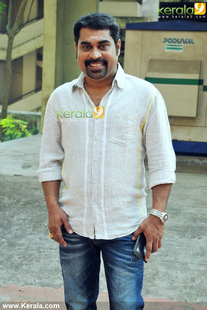 800x1200 Suraj venjaramoodu at garbha sriman malayalam movie pooja photo 00320, Phone