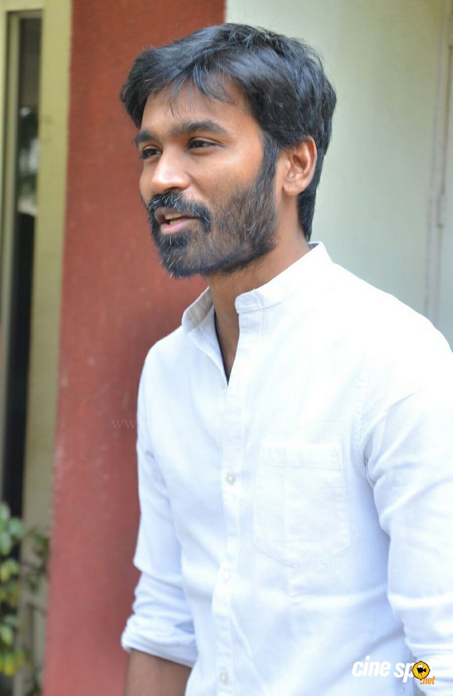 900x1390 Dhanush at Vada Chennai Press Meet (8), Phone