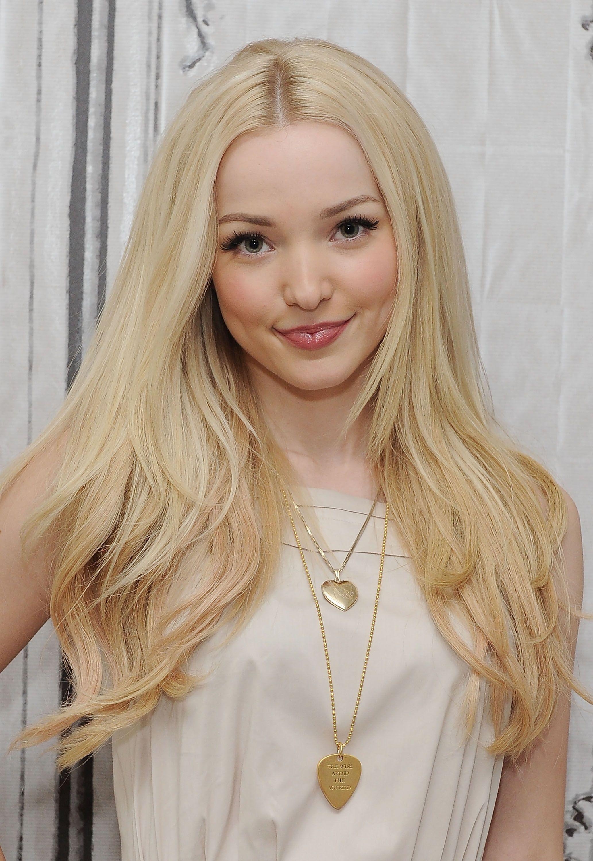 2070x3000 px Dove Cameron 1220.77 KB, Phone