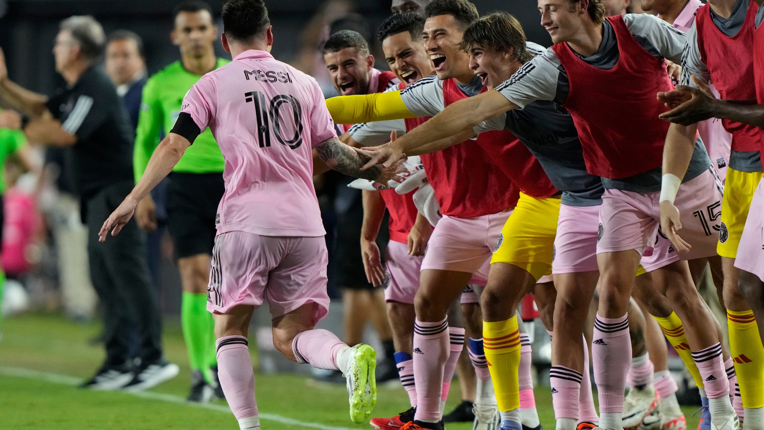 2560x1440 Lionel Messi Scores A Sensational Game Winning Goal On A Free Kick In His Inter Miami Debut, Desktop