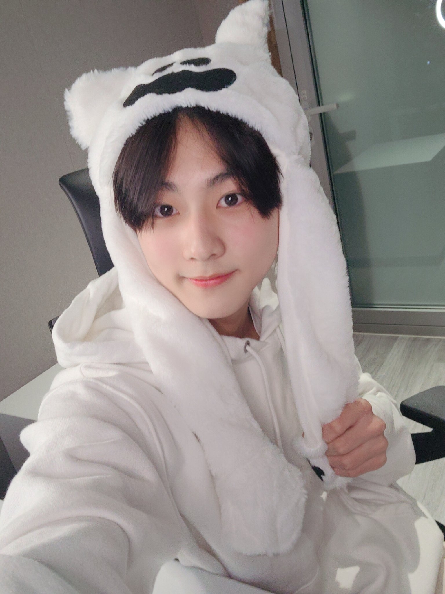 1540x2050 Picture That Prove ENHYPEN's JungWon Is A Literal Cutie, Phone