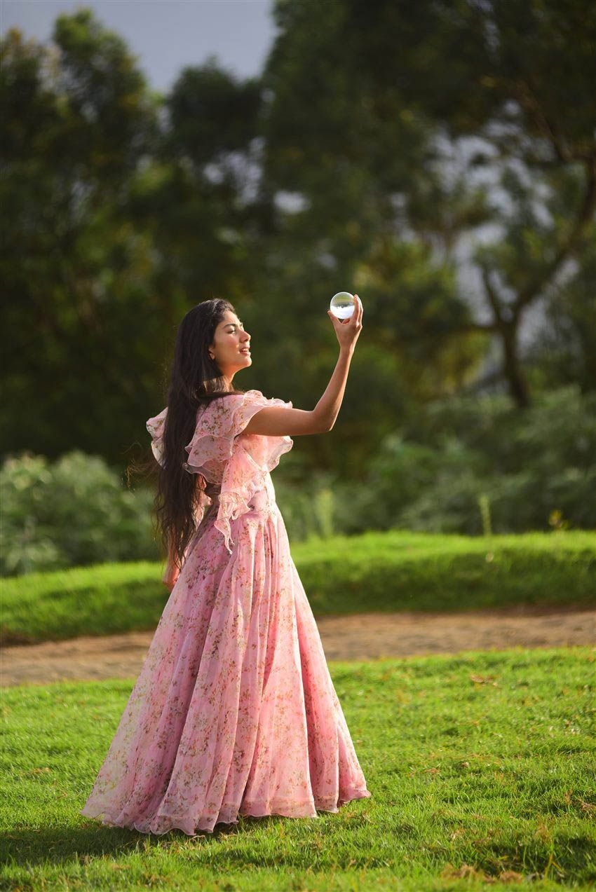 850x1280 Sai Pallavi Photo [HD]: Latest Image, Picture, Stills of Sai Pallavi, Phone