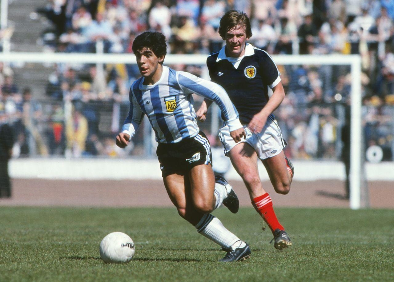 1280x920 This Is Just Cute. 18 Year Old Diego Maradona V Kenny Dalglish, Desktop