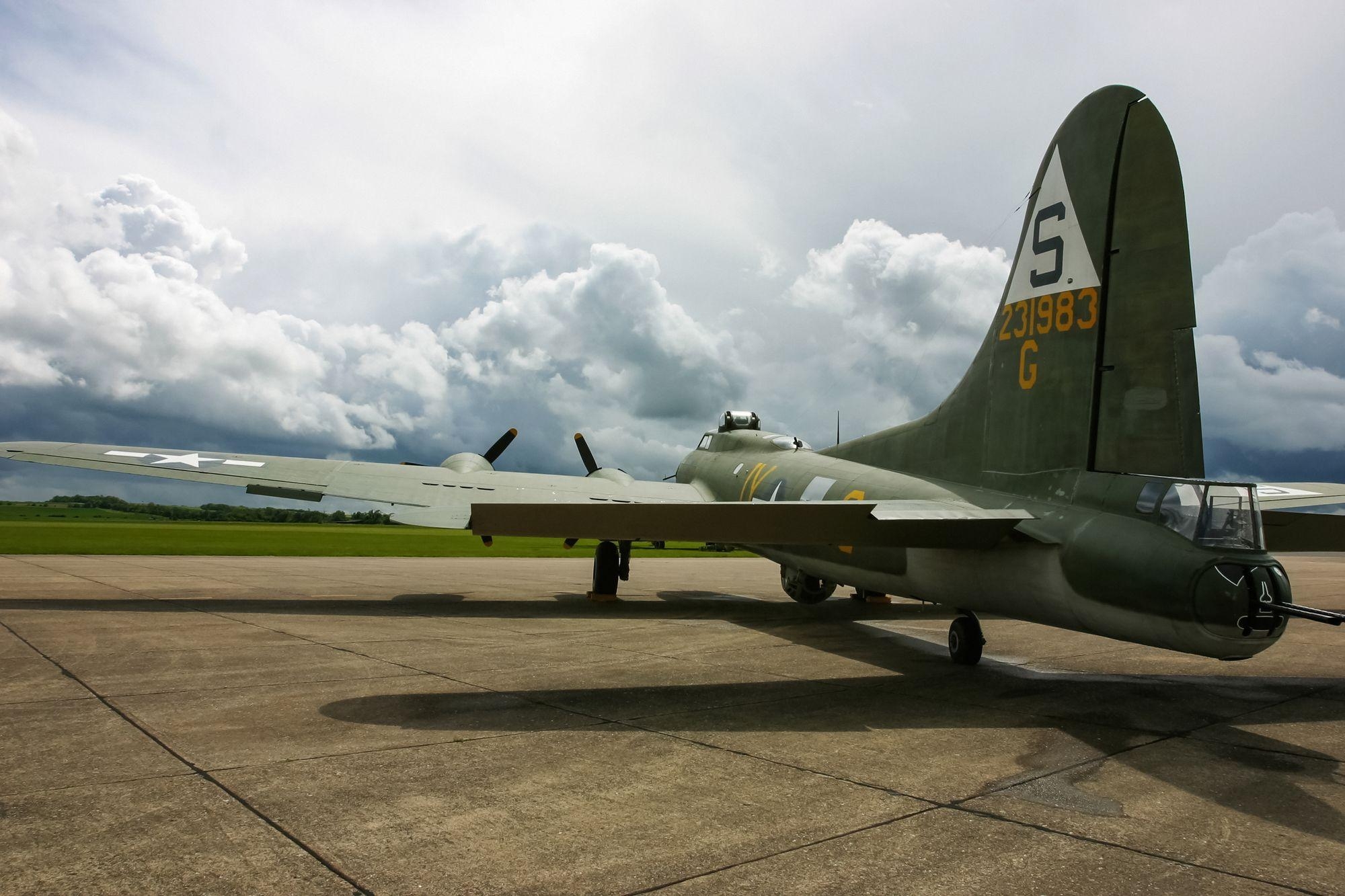 2000x1340 B17 Flying Fortress Wall Mural & B17 Flying Fortress Wallpaper, Desktop