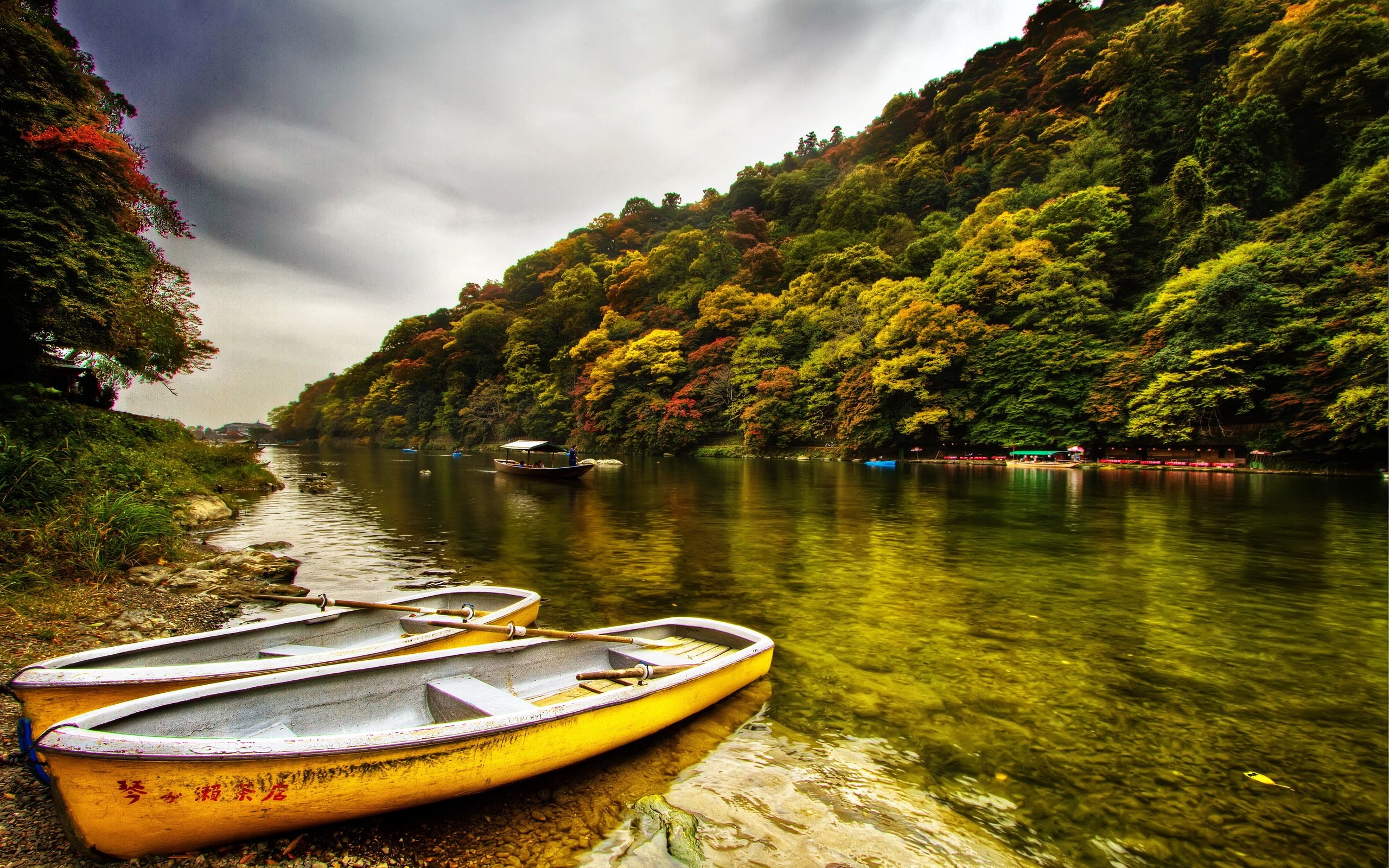 2560x1600 Arashiyama River Banks Wallpaper, Desktop