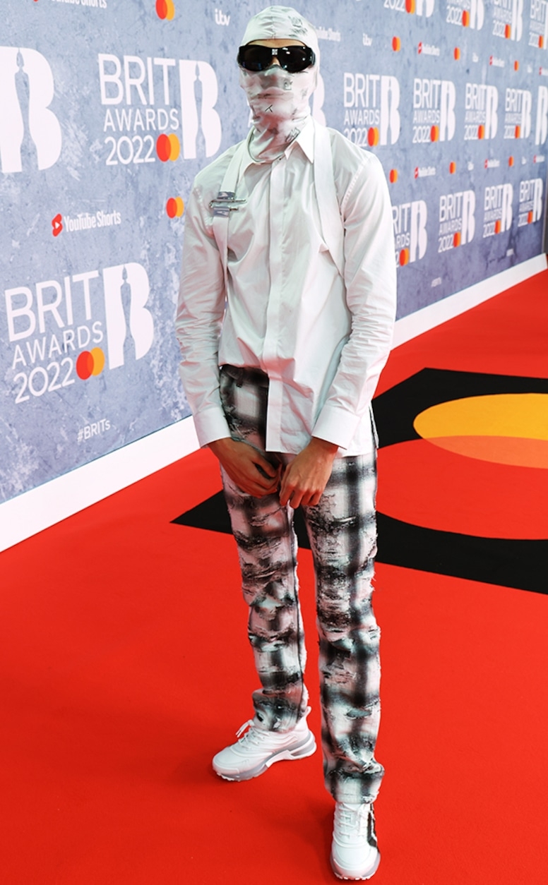 780x1260 Photos from Brit Awards 2022: Red Carpet Fashion! Online, Phone