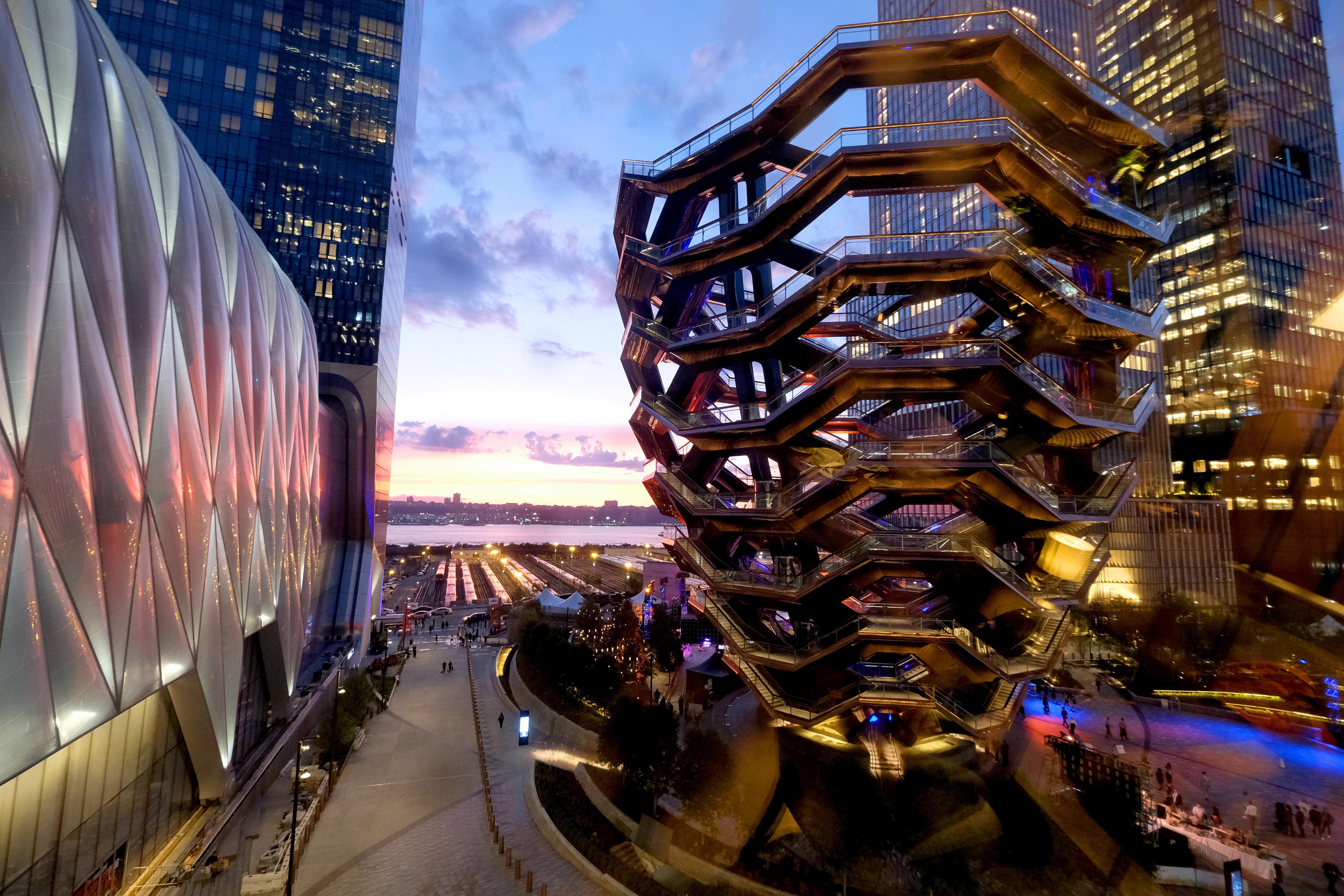 6000x4000 Chainsmokers fans flock to Hudson Yards Vessel over 'Takeaway', Desktop