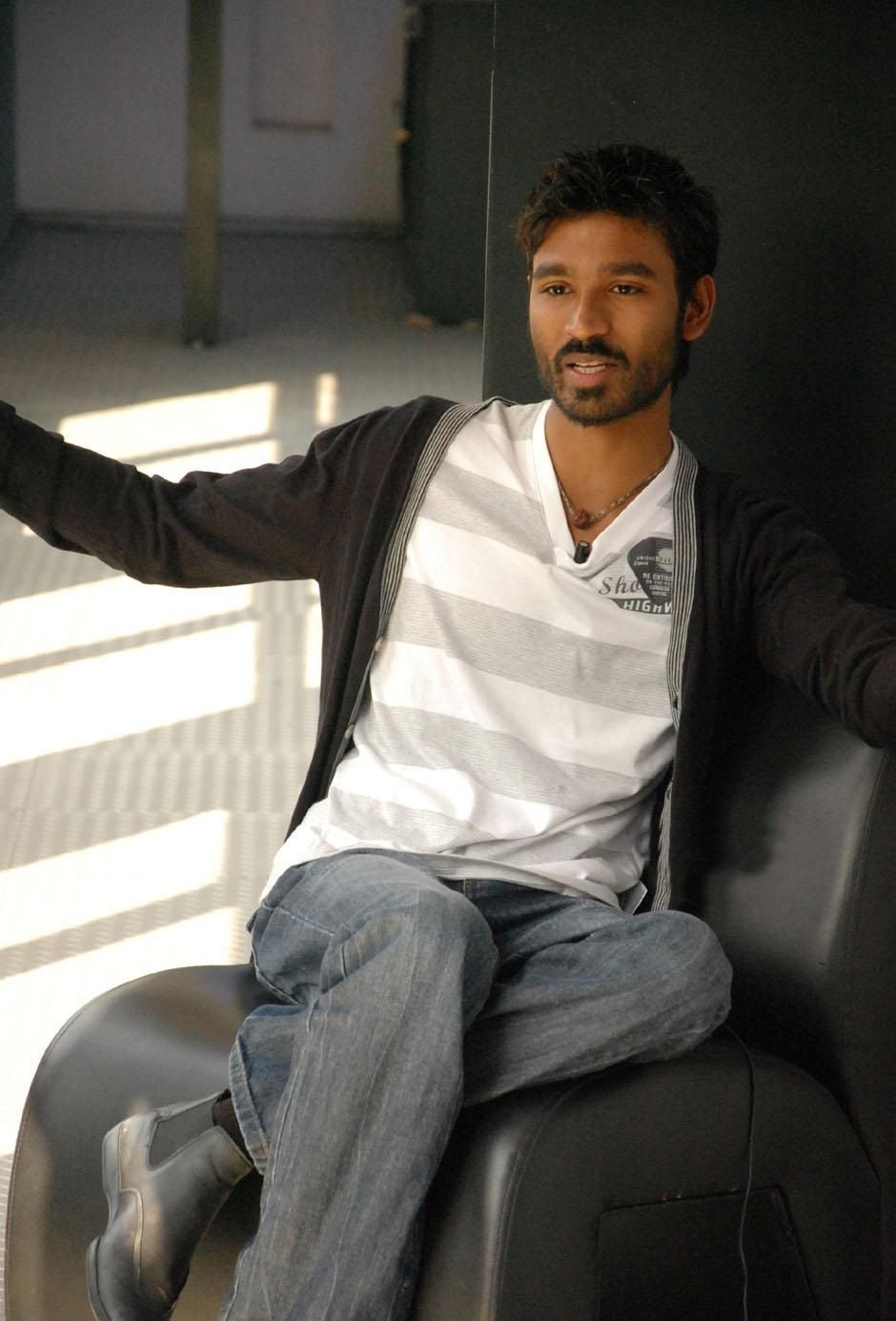 940x1390 Dhanush, Phone