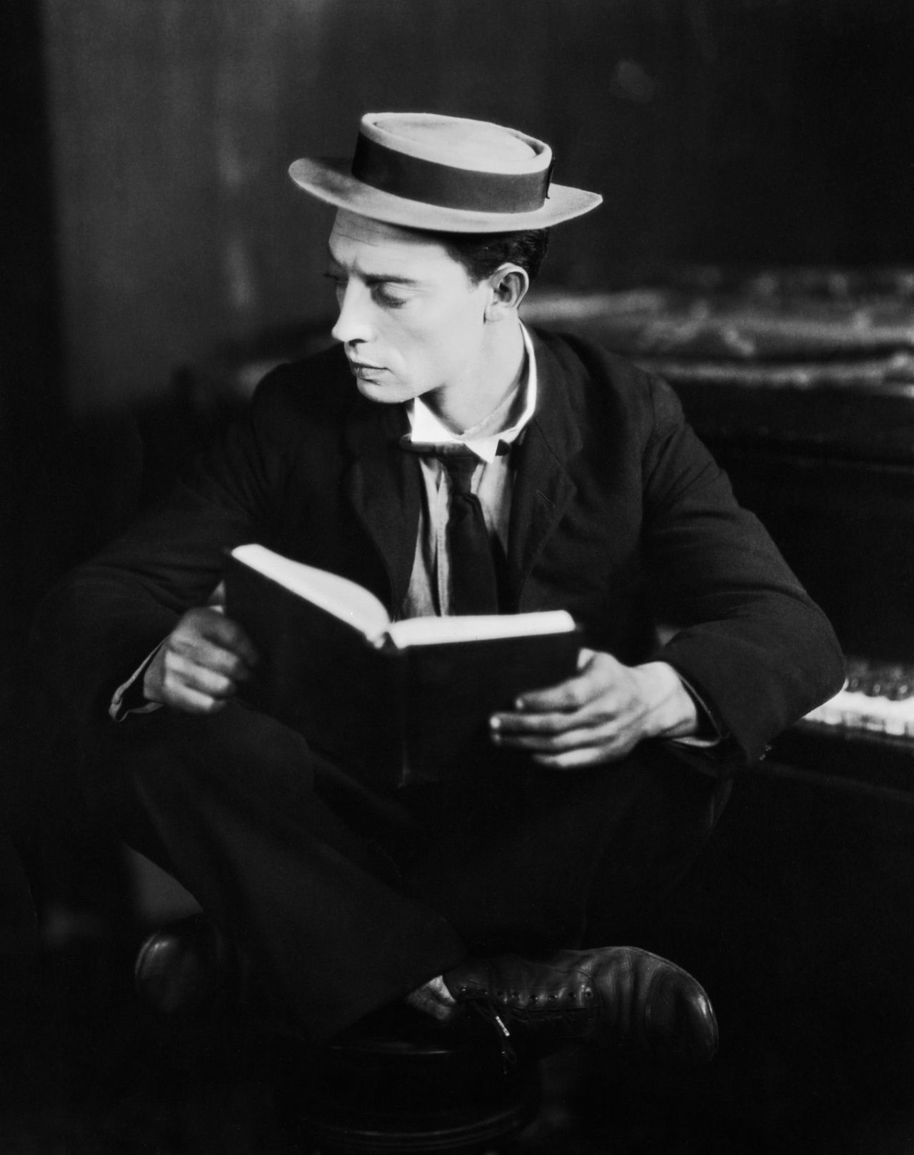 1280x1620 Buster Keaton reading. When, at six months, he tumbled down a flight of stairs unharmed, he was given the name “Buster” by Harry. Silent movie, Comedians, Actors, Phone