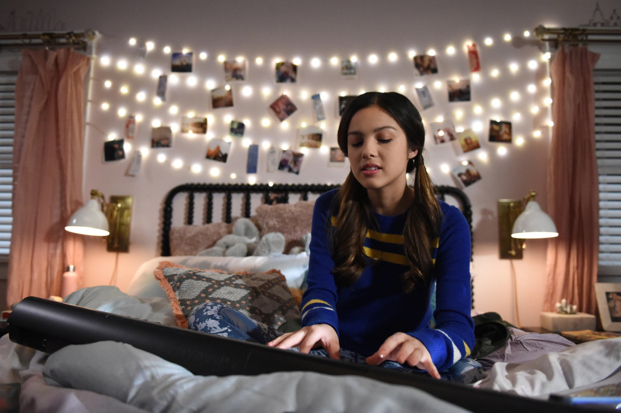 2000x1340 Olivia Rodrigo HD, Singer, American, Actress, Brunette Gallery HD Wallpaper, Desktop