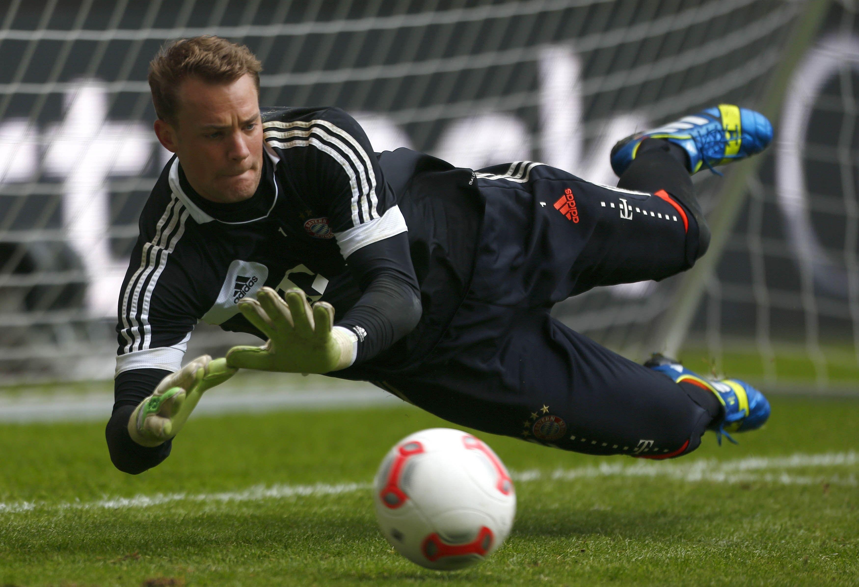 3500x2400 The goalkeeper of Bayern Manuel Neuer is catching a ball, Desktop