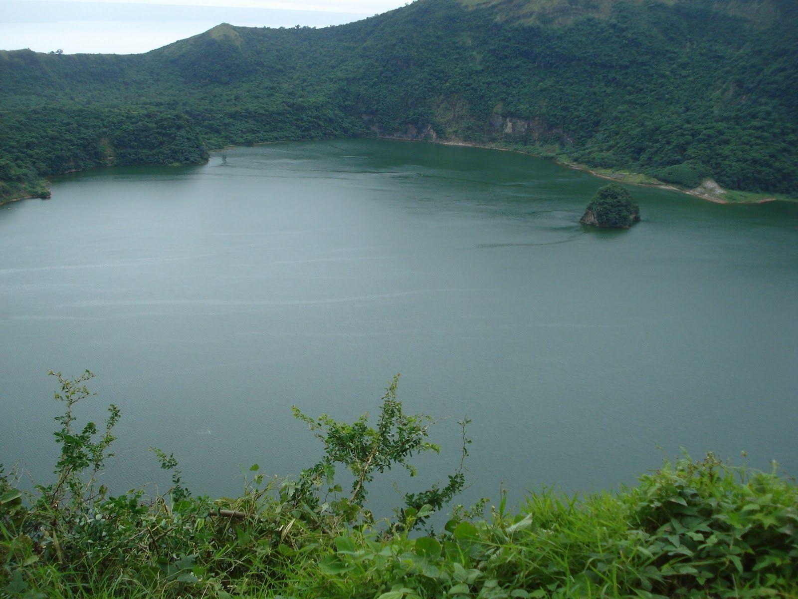 1600x1200 Vulcan Point within Crater Lake, Taal Volcano, Desktop