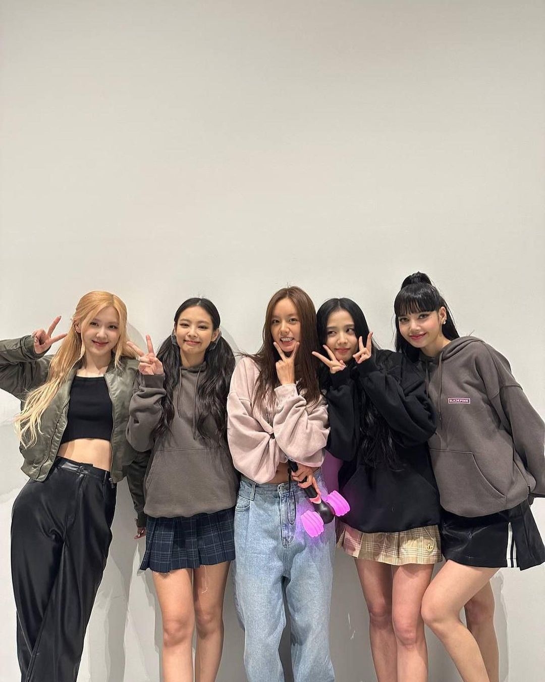 1080x1350 BLACKPINK Poses For Photo With Girl's Day's Hyeri, (G)I DLE's Minnie, WJSN's Bona, WINNER's Lee Seung Hoon, And More At Their Concert, Phone