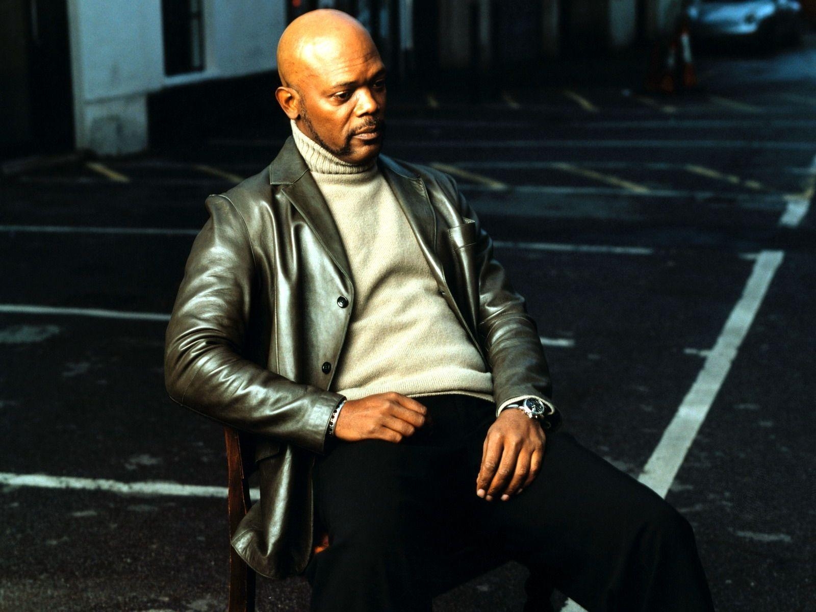 1600x1200 Wallpaper Samuel l jackson, Jacket, Sweater, Chair, Look, Actor, Desktop