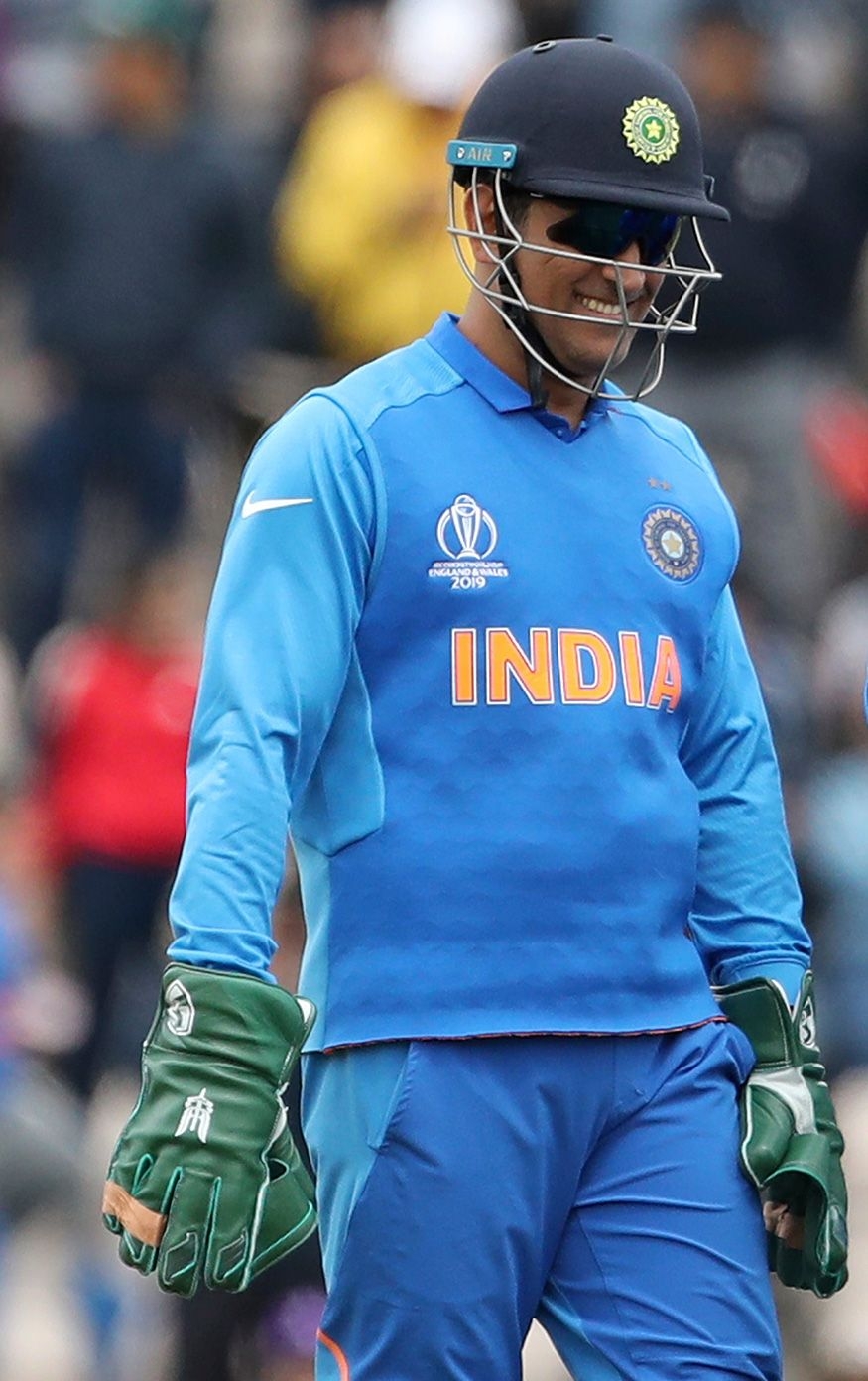 880x1400 MS Dhoni Abides by ICC's Regulation, Removes 'Balidaan Badge' From Gloves, Phone