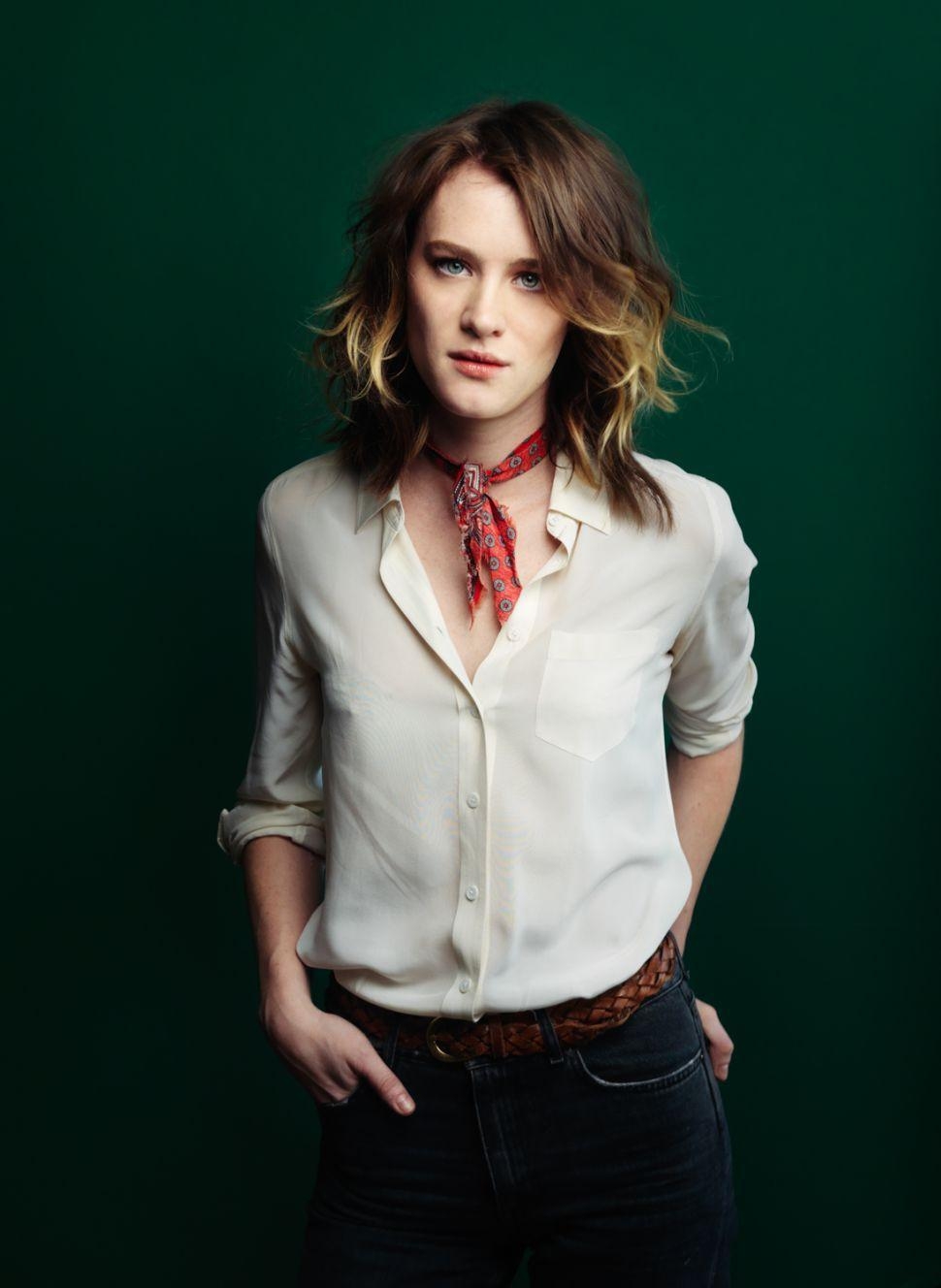 970x1330 Body Mackenzie Davis, Phone