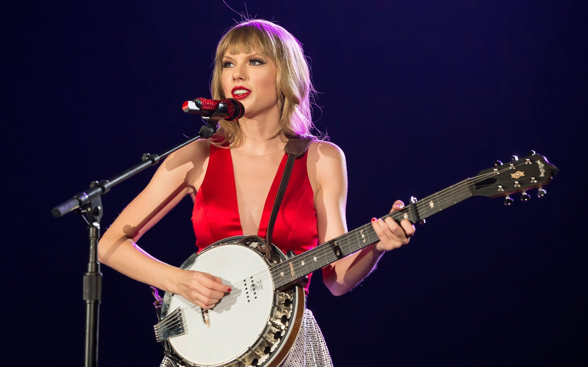 2500x1560 Banjo microphone concert taylor swift wallpaperx1558, Desktop