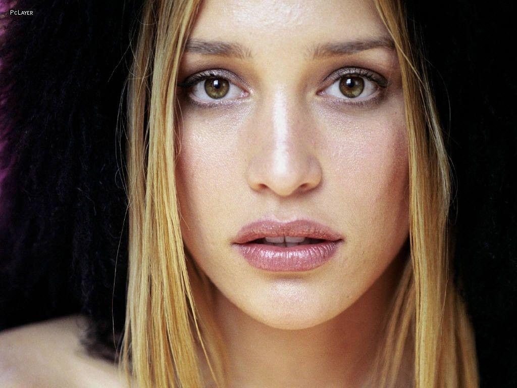 1030x770 Piper Perabo Wallpaper, Desktop