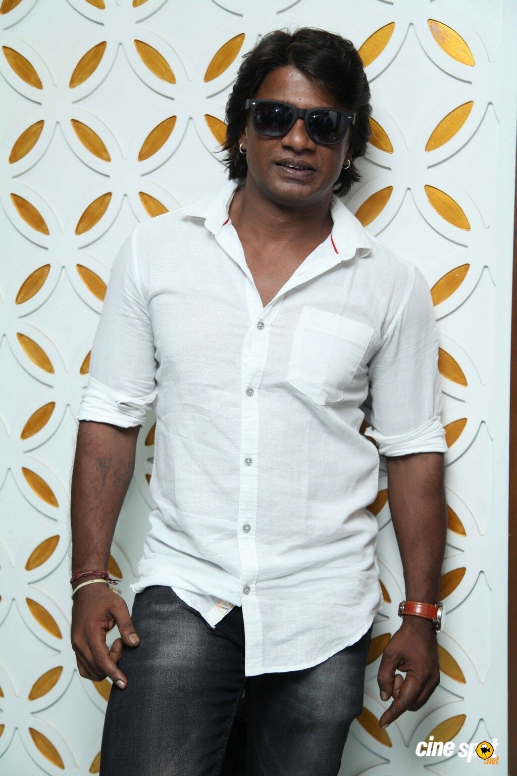 1030x1540 Duniya Vijay at RX Suri Audio Launch (7), Phone