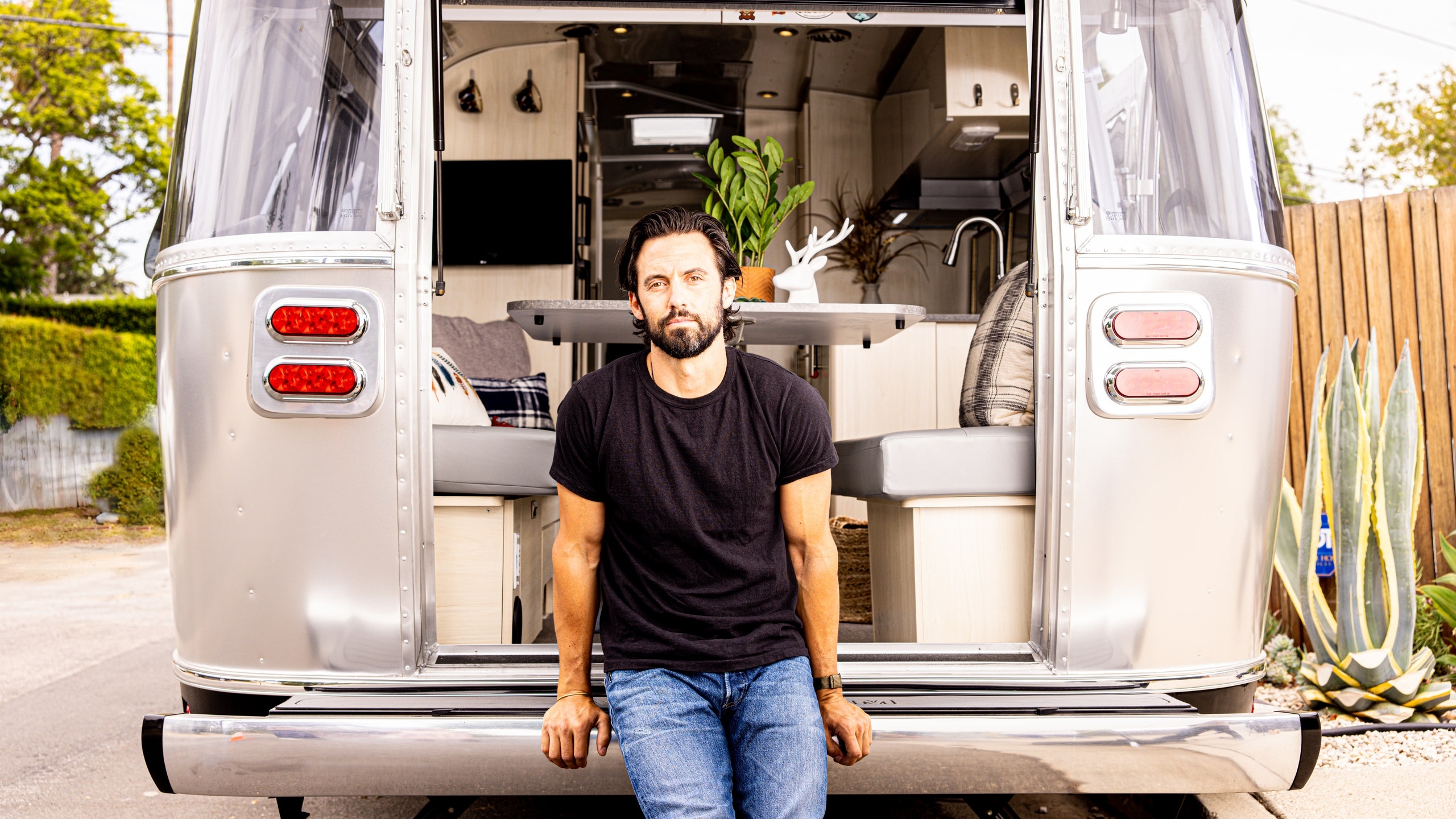 2560x1440 Inside Milo Ventimiglia's Airstream, Desktop