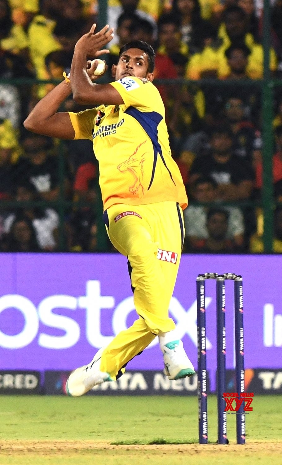 910x1500 CSK bowler Matheesha Pathirana bowls, Phone