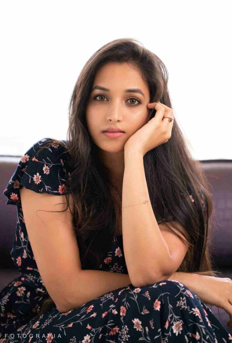 800x1190 KGF 2 actress Srinidhi Shetty Latest Pics, Phone