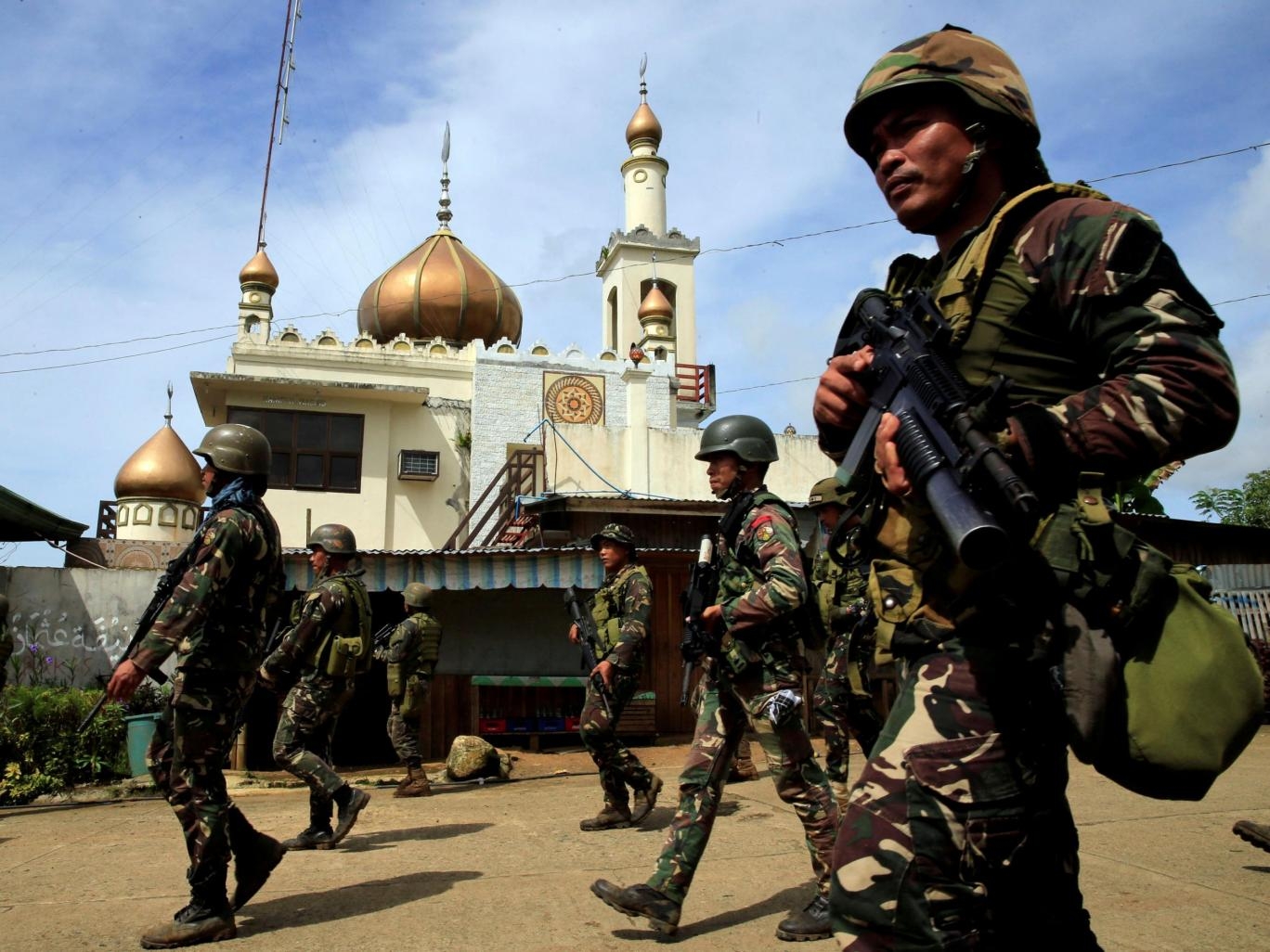 1370x1030 PHILIPPINES Filipino military promises “not to bomb” mosques, Desktop