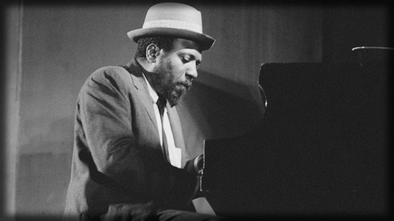 1600x900 Wallpaper, hat, music, Gentleman, musician, microphone, piano, Music Artist, audio, play, man, performance, darkness, show, black and white, monochrome photography, film noir, facial hair, singer songwriter, composer, thelonious monk, jazz pianist, Desktop