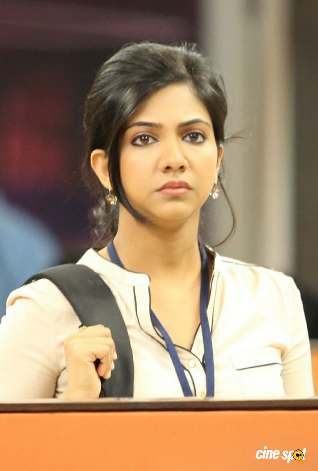 1030x1520 Kadhalum Kadanthu Pogum Madonna Sebastian, Phone