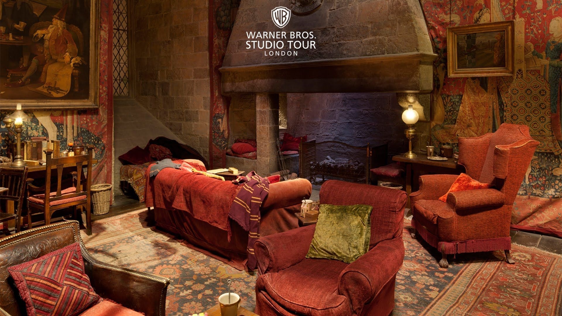 1920x1080 The Gryffindor common room set in 360 degrees. Warner Bros. Harry potter bedroom, Harry potter room, Gryffindor common room, Desktop