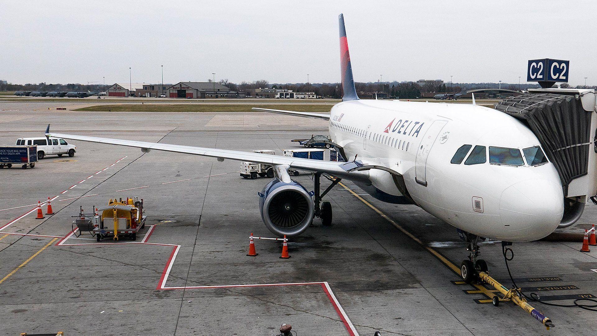 1920x1080 Delta Apologizes After Crew Threatens Family With Jail for Not, Desktop