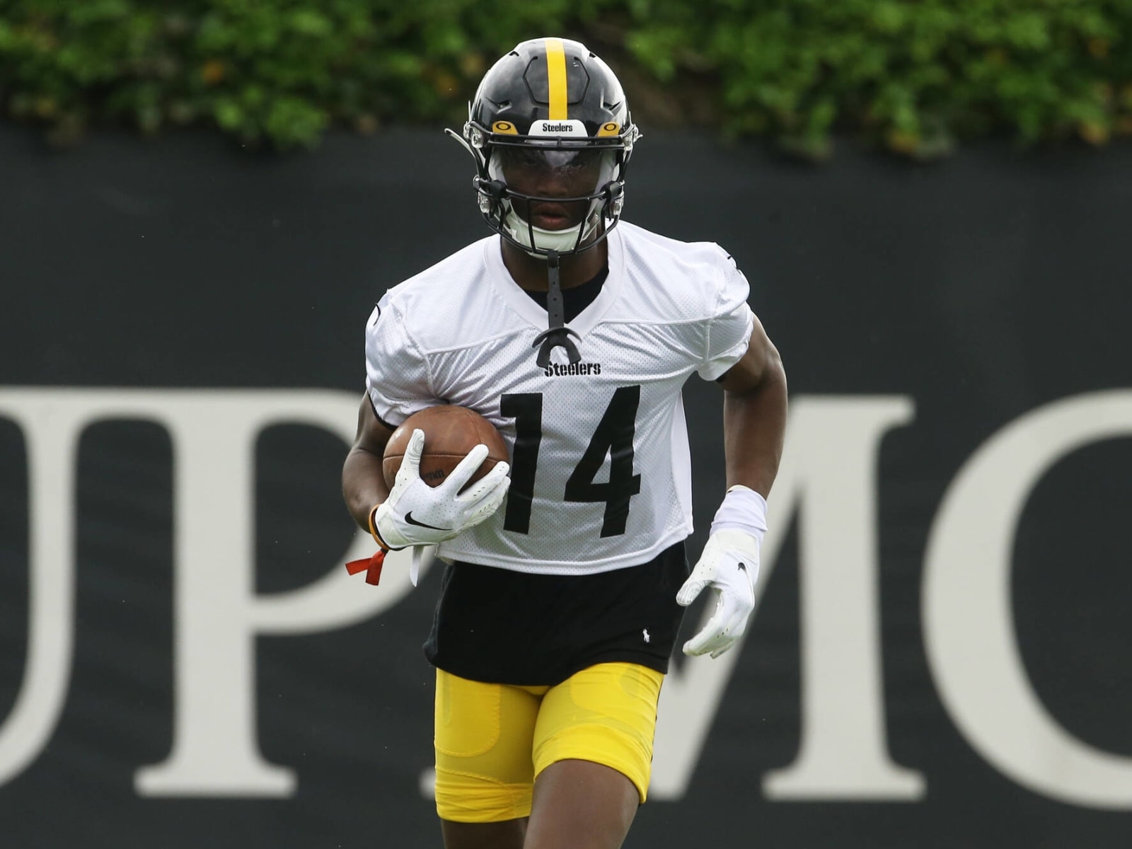 1600x1200 Steelers' George Pickens Named 'must See NFL Rookie', Desktop