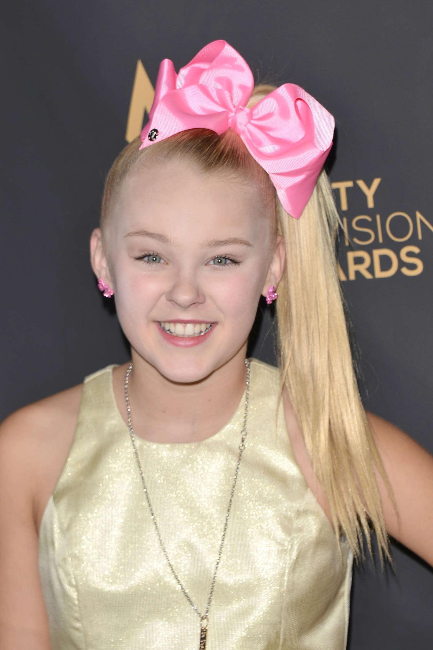 1470x2210 JoJo Siwa Annual Reality TV Awards in Los Angeles, Phone