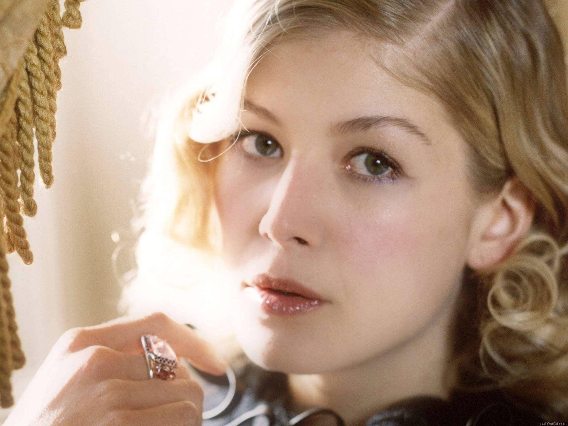 1920x1440 Rosamund Pike HD Wallpaper, Desktop