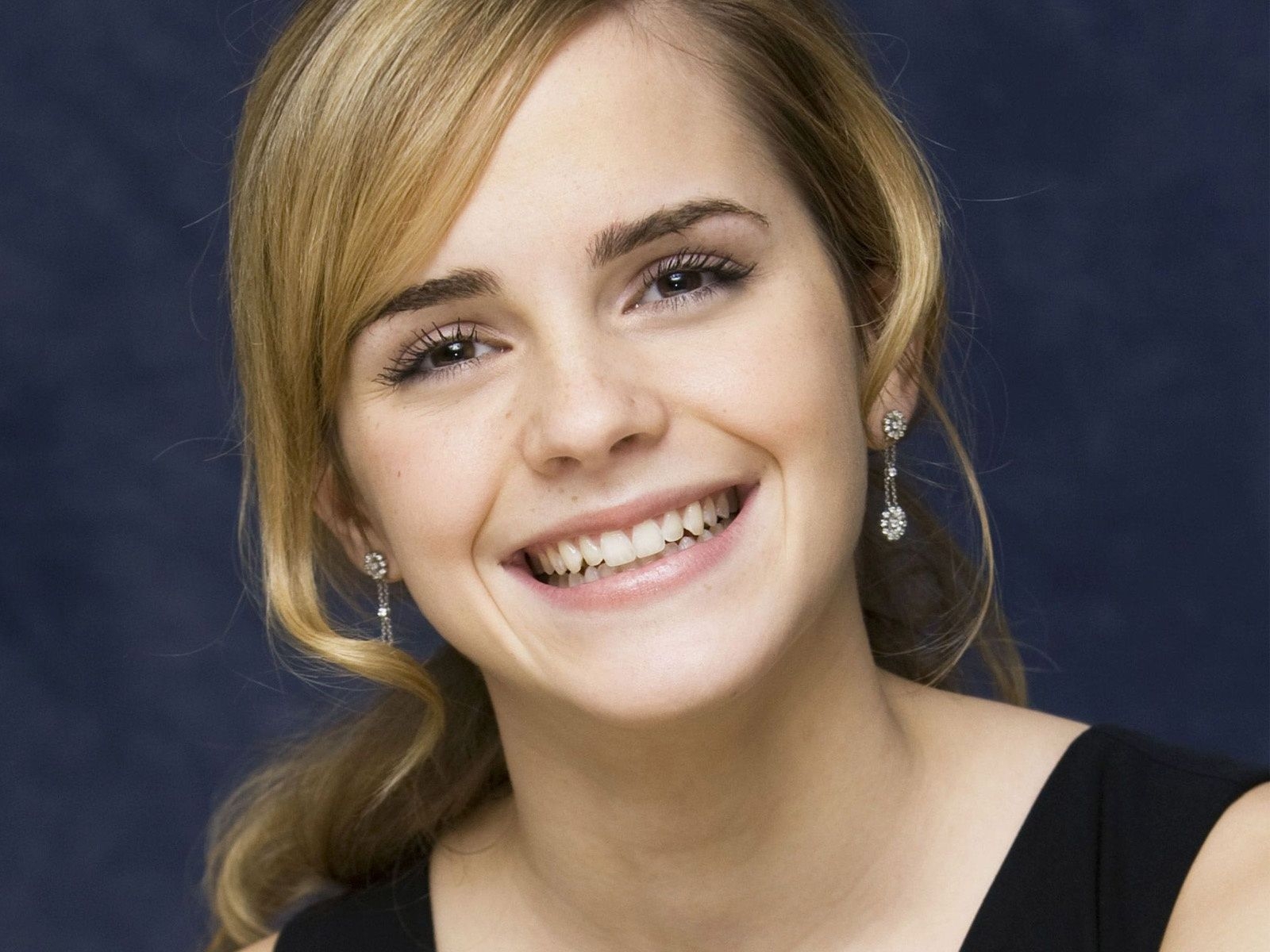 1600x1200 Emma Watson Beautiful Smile High Quality Wallpaper in jpg format for free download, Desktop