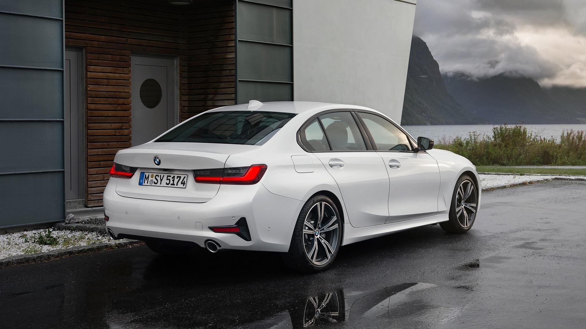 2050x1160 BMW 3 Series Design Analysis: Exterior, Interior, Details, Desktop