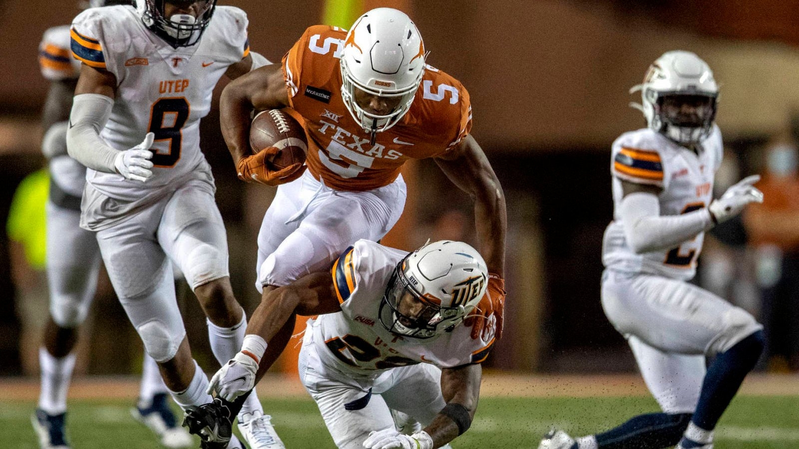 1600x900 Watch: Texas RB Bijan Robinson lands on head after hurdle goes wrong, Desktop