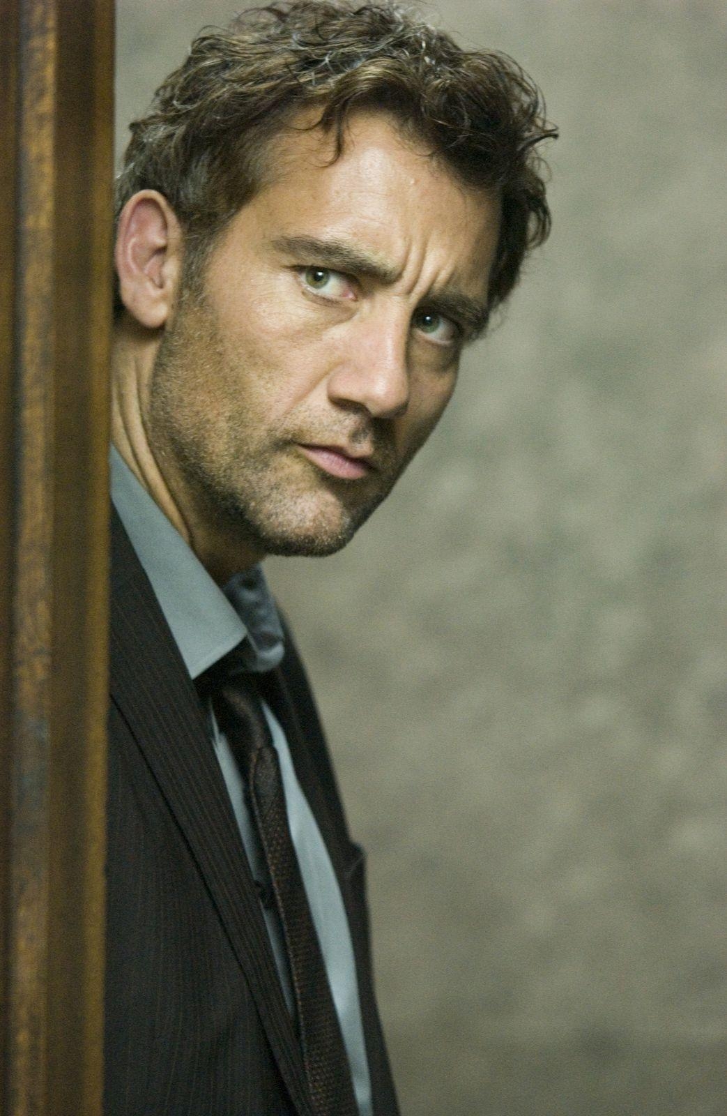 1050x1600 px Clive Owen (213.39 KB).05.2015. By Tin Tin, Phone