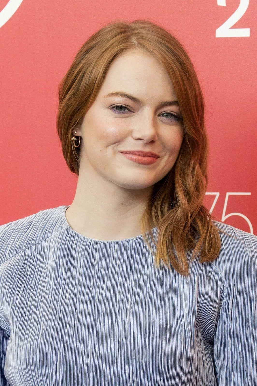 1070x1600 HD Wallpaper: Emma Stone At The Favourite Photocall At 2018 Venice, Phone