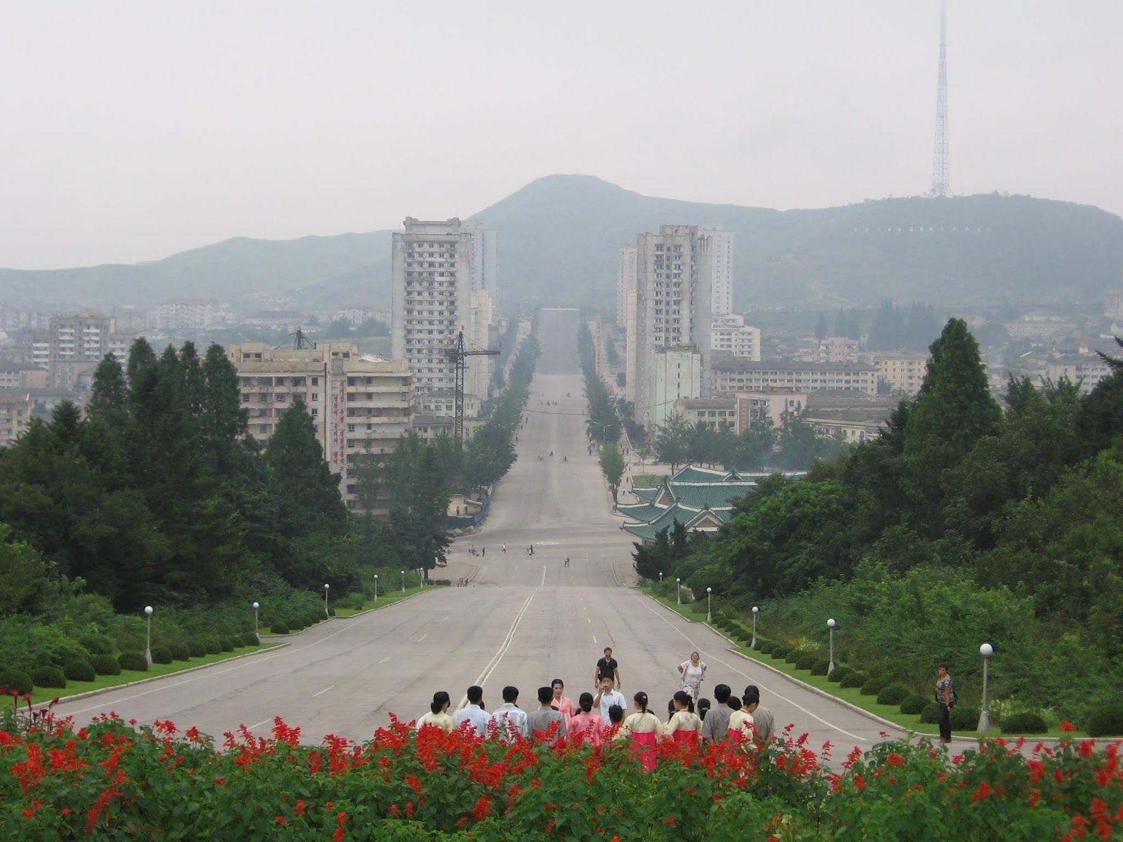 1600x1200 North Korea Avenue Original, Desktop