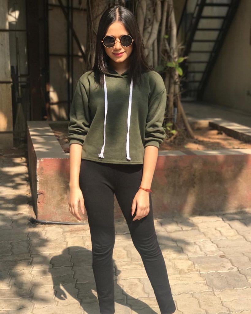 820x1030 Fashion Jannat Zubair Dresses Wallpaper Download, Phone