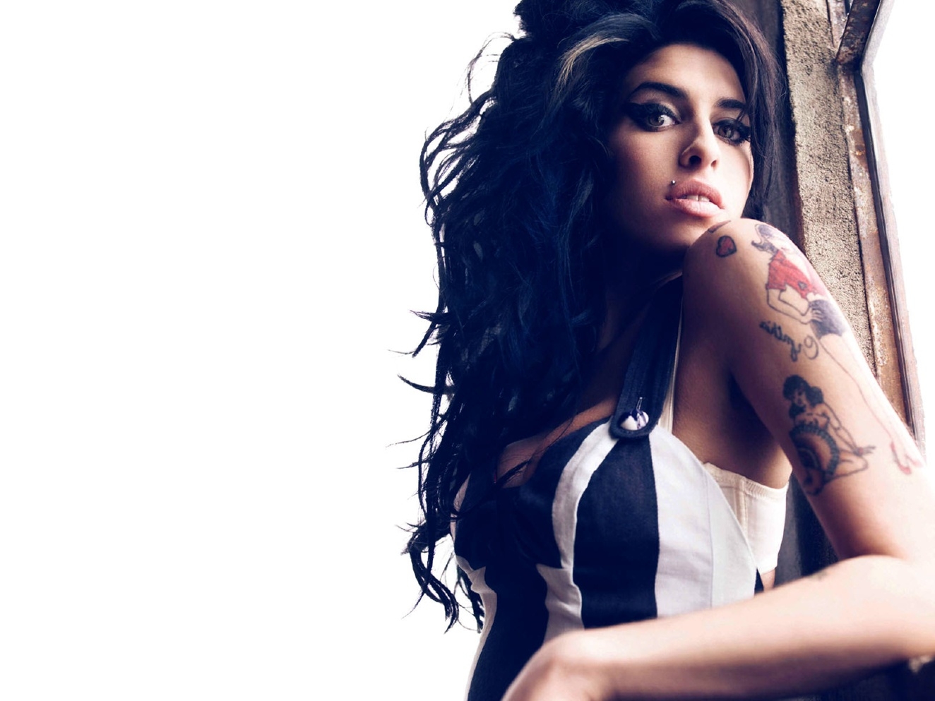 1330x1000 TBT Amy Winehouse, Desktop