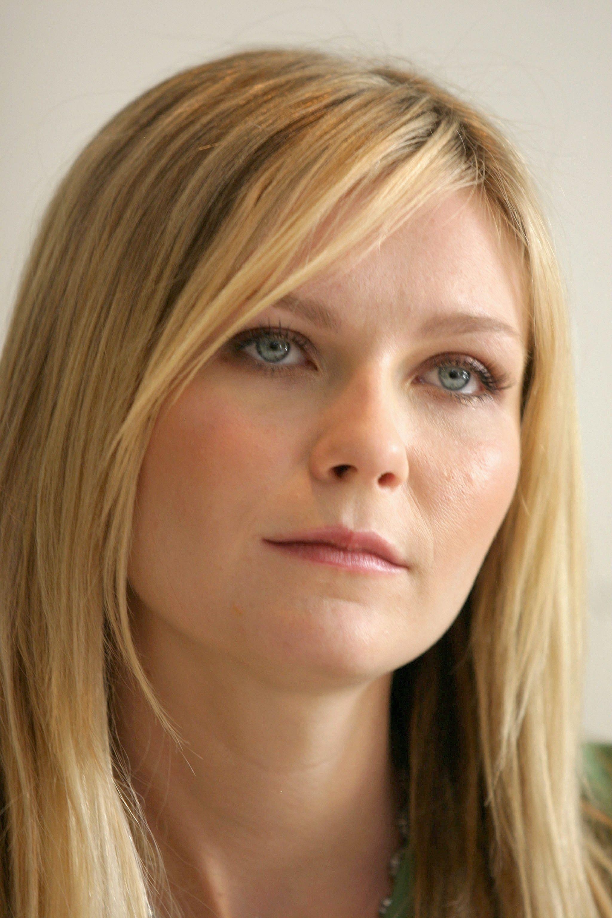 2050x3080 Kirsten Dunst HD Wallpaper, Phone