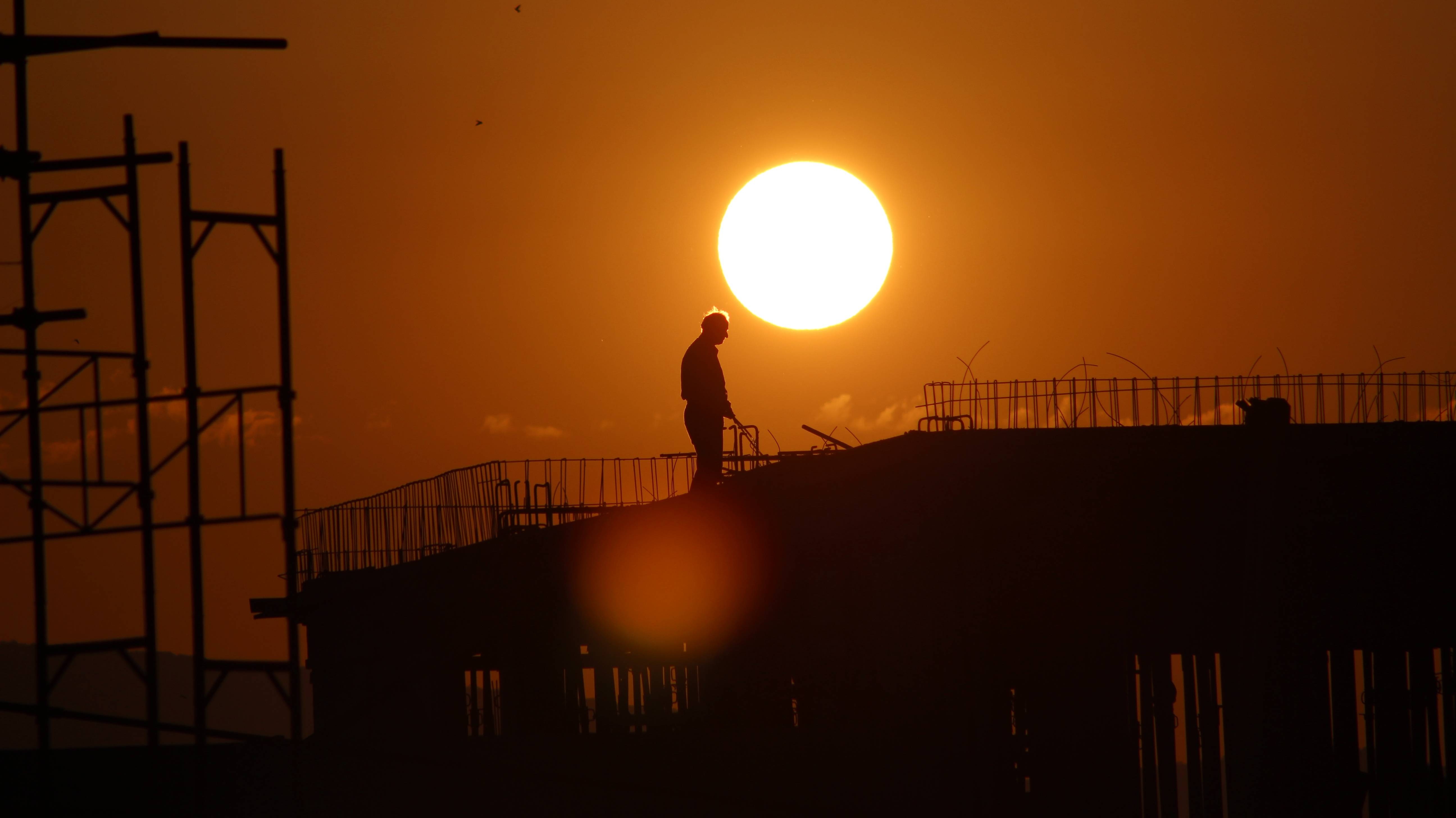 5190x2920 The man who turned ON the SUN this morning over Skopje, Macedonia, Desktop